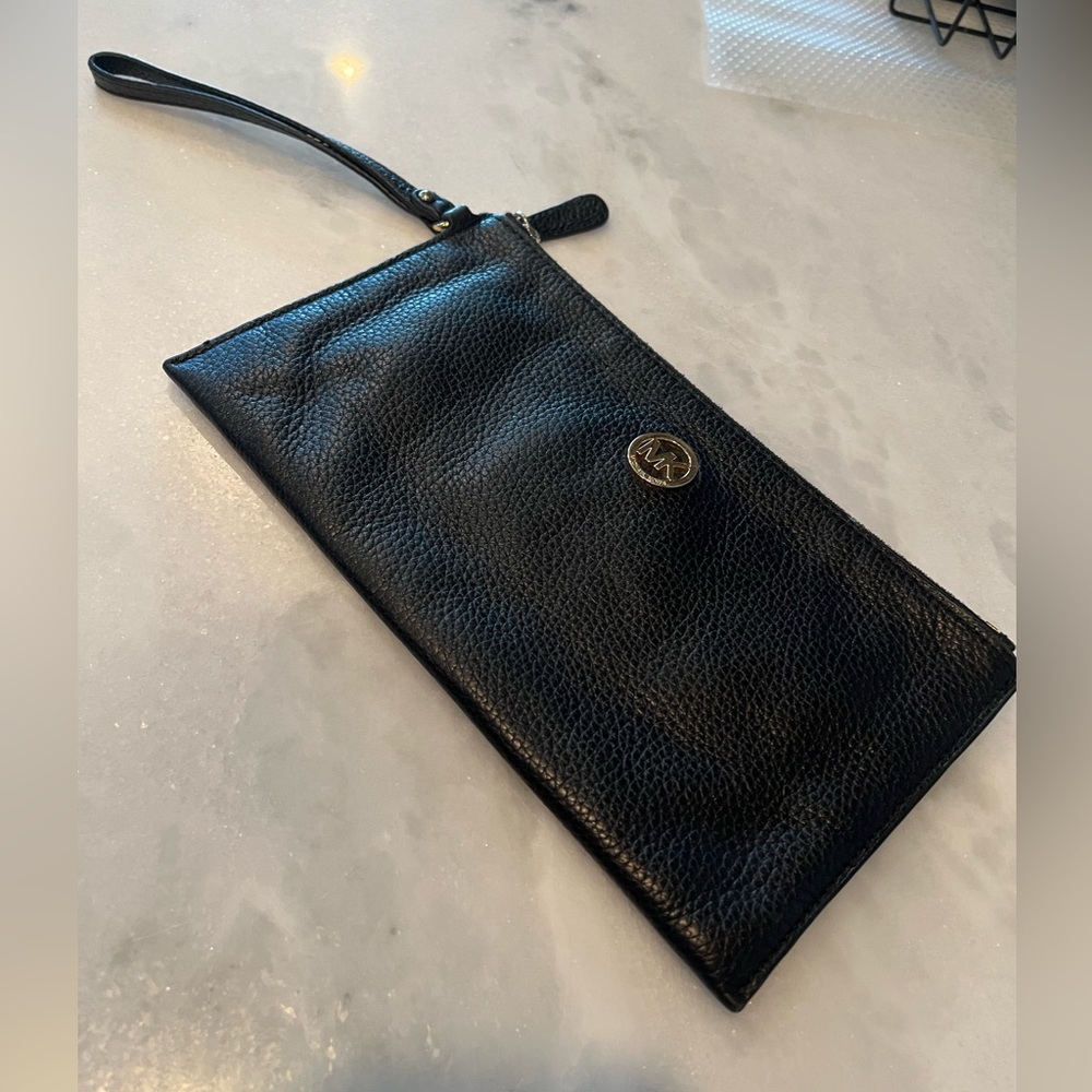 MICHAEL KORS BLACK LEATHER WRISTLET